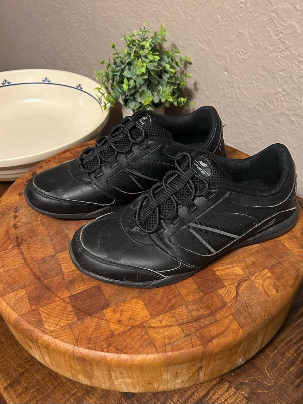 Avia Men's non slip Black Low-Profile Lace-Up Sneakers